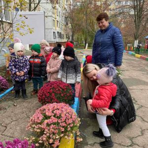 În instituția de educație timpurie nr.188 astăzi se plantează crizantemele